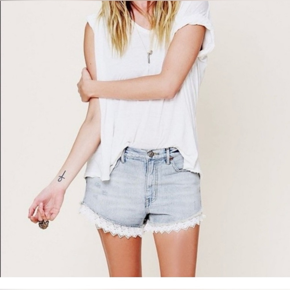 Free People Blue Denim Jeans‎ Shorts White Lace Trim Bottoms Women’s Size 25 W - Picture 2 of 8
